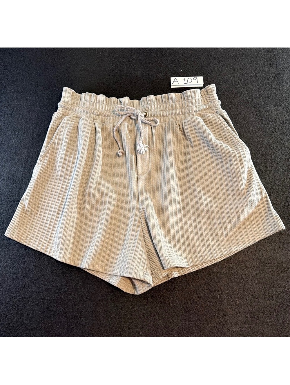 Betsey’s Boutique Shop Women’s Ribbed Shorts Gray Drawstring High Rise Size L